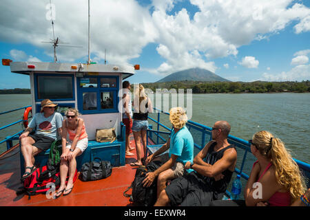 Les touristes en ferry de San Jorge en direction de belle île Omotepe & Concepcion volcan ; Isla Omotepe, le Lac Nicaragua, Nicaragua Banque D'Images