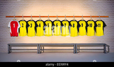 Ligne de maillots de football jaune Banque D'Images