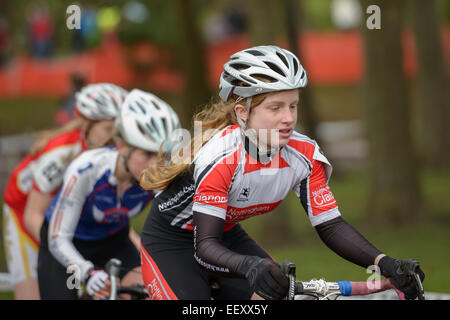 Trois jeunes femmes dans une course contre l'autre lors d'une manifestation de cyclo-cross. Banque D'Images