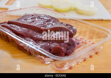 Foie cru encore dans son emballage d'épicerie. Banque D'Images