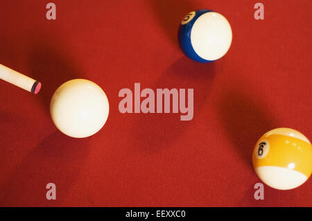 Boules de billard et cue Banque D'Images