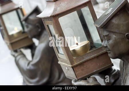 Statues tenant une lanterne avec des trous pour l'allumage d'encens Banque D'Images