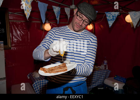 L'ajout de citron fraîchement faite à la crêpes the France Show 2015 à Olympia Londres Banque D'Images