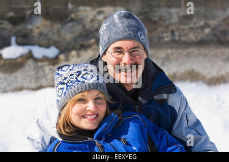 Couple outdoors in winter Banque D'Images