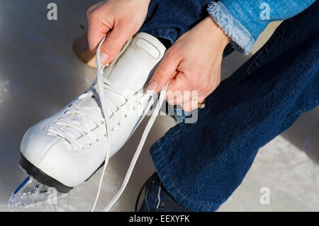 Femme lacage des patins à glace Banque D'Images