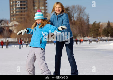 L'enseignement de mère à fille patin à glace en plein air Banque D'Images
