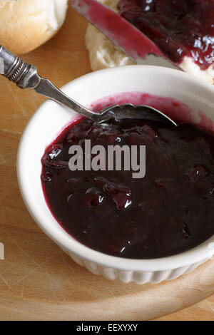 Damson fait maison ou de prunes confiture de fruits de saison Banque D'Images