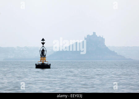 Une bouée en face de St Michael's Mount, Cornwall, Angleterre Banque D'Images