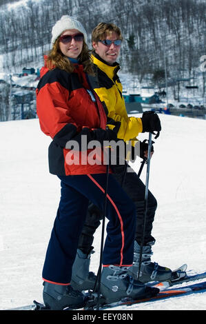 Couple on ski hill Banque D'Images