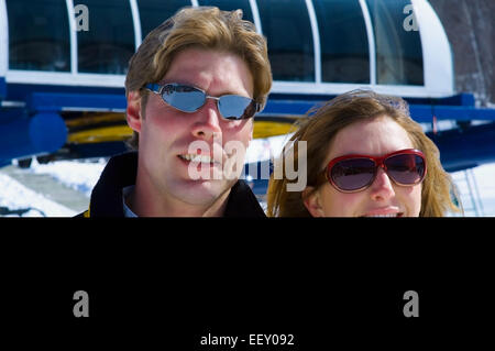 Couple on ski hill Banque D'Images
