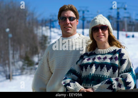 Couple on ski hill Banque D'Images