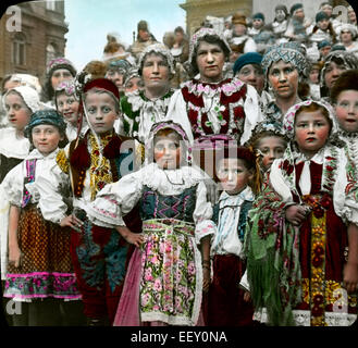 Les enfants en costume indigène, Prague, la Bohême, Magic Lantern slide, vers 1920 Banque D'Images