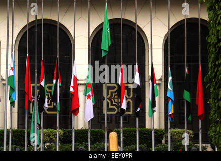 Le Caire, Égypte. 24 Jan, 2015. Les pays arabes, je vois des drapeaux en berne au siège de la Ligue arabe pour pleurer le roi d'Arabie saoudite Abdullah bin Abdul Aziz, au Caire le 23 janvier 2015. Personnes âgées de l'Arabie saoudite, le Roi Abdallah meurt le 23 janvier 2015 et a été remplacé par son demi-frère Salman comme la règle absolue des meilleurs pays exportateur de pétrole et le foyer spirituel de l'Islam : Amr Crédit Sayed/APA/Images/fil ZUMA Alamy Live News Banque D'Images