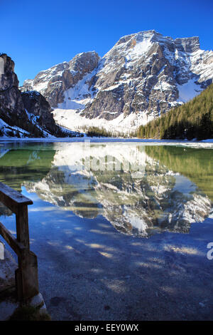 Lago di Braies alias Pragser Wildsee en Tyrol du Sud, Italie Banque D'Images