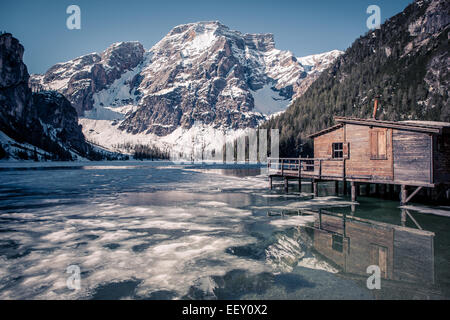 Lago di Braies alias Pragser Wildsee en Tyrol du Sud, Italie Banque D'Images