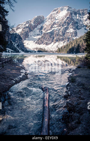 Lago di Braies alias Pragser Wildsee en Tyrol du Sud, Italie Banque D'Images