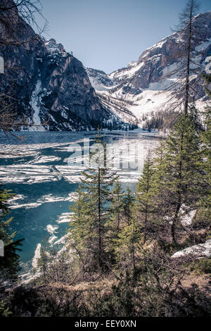 Lago di Braies alias Pragser Wildsee en Tyrol du Sud, Italie Banque D'Images