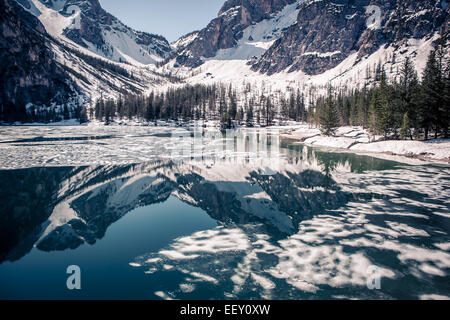 Lago di Braies alias Pragser Wildsee en Tyrol du Sud, Italie Banque D'Images