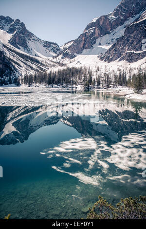 Lago di Braies alias Pragser Wildsee en Tyrol du Sud, Italie Banque D'Images