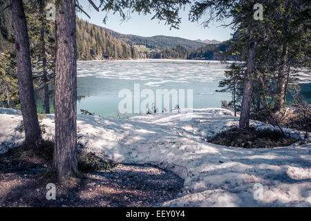 Lago di Braies alias Pragser Wildsee en Tyrol du Sud, Italie Banque D'Images