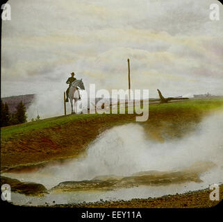 Commotion dans le pot d'encre du diable, ranger du parc à cheval en arrière-plan, le Parc National de Yellowstone, Wyoming, USA, Magic Lantern slide, vers 1910 Banque D'Images