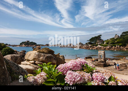 Plage de Ploumanac'h (Plage de St Guirec) et le culte de Saint Guirec avec vue sur l'Ile de Costaèrés, Bretagne Banque D'Images