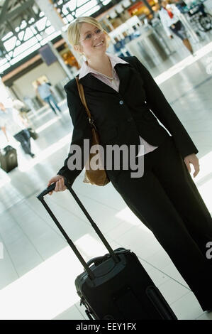 Businesswoman in airport Banque D'Images