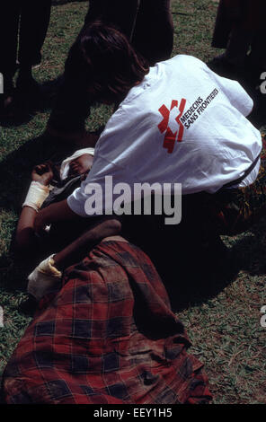 Infirmière de MSF tend à blessés Tutsi rwandais enfant de l'autre côté de la frontière au Burundi Banque D'Images