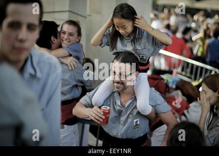 Barcelone, Espagne. 19 Oct, 2014. Jana et Andreu se préparer à assister à une représentation de la tour bâtiment à Barcelone, Espagne, le 19 octobre 2014. Jana est un enfant de 8 ans enfant de Chine. Elle a été adoptée lorsqu'elle avait déjà un an et demi par un couple espagnol, Andreu et les Thaïlandais, et s'installe à Barcelone. Il y a un an, Jana a décidé de rejoindre l'équipe de la tour des castellers de Sants. En ce moment, Jana est la star de l'équipe. C'est elle qui monte le haut de la tour humaine. © Pau Barrena/Xinhua/Alamy Live News Banque D'Images