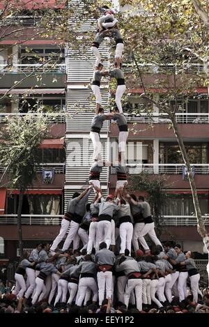 Barcelone, Espagne. 19 Oct, 2014. Jana monte le tour de l'homme lors d'un spectacle à Barcelone, Espagne, le 19 octobre 2014. Jana est un enfant de 8 ans enfant de Chine. Elle a été adoptée lorsqu'elle avait déjà un an et demi par un couple espagnol, Andreu et les Thaïlandais, et s'installe à Barcelone. Il y a un an, Jana a décidé de rejoindre l'équipe de la tour des castellers de Sants. En ce moment, Jana est la star de l'équipe. C'est elle qui monte le haut de la tour humaine. © Pau Barrena/Xinhua/Alamy Live News Banque D'Images