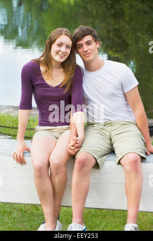 Couple dans un parc holding hands Banque D'Images