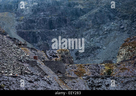 Pentes dramatique de l'ardoise dans une vaste carrière d'ardoise, Dinorwig abandonnés à Llanberis, au nord du Pays de Galles. Banque D'Images
