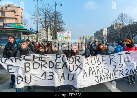 Paris, France Français Hi-gh Secondaire Mars depuis Bordeaux à l'appui de 'Charlie Hebdo' attaque de tir, de protestations, de banderoles de la foule d'Adolescents Banque D'Images