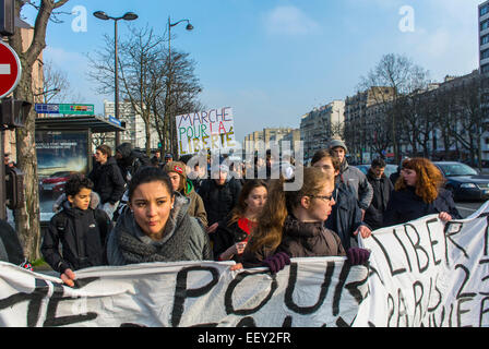 Paris, France Le français aux élèves du secondaire de Bordeaux Mars à l'appui de 'Charlie Hebdo' attaque de tir, foule adolescents tenant des bannières Banque D'Images