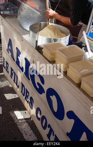 Échoppe de marché vendant un aligot spécialité de fromage français Banque D'Images