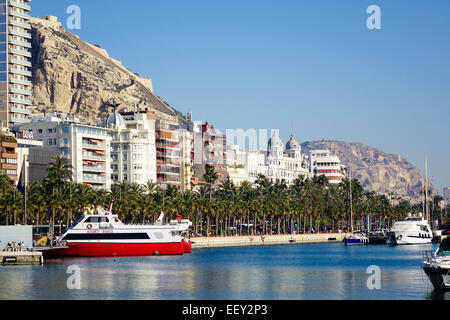 Port d'Alicante avec le château de Santa Bárbara sur le mont Benacantil dans l'arrière-plan Banque D'Images