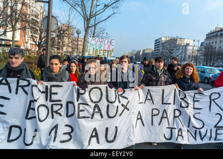 Paris, France les étudiants français Hi-gh Sho-ol défilent de Bordeaux pour soutenir l'attaque de tir « Charlie Hebdo », croquant les adolescents portant des bannières de manifestants Banque D'Images