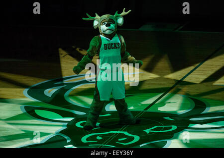 Milwaukee, WI, USA. 22 janvier, 2015. Milwaukee Bucks mascot divertit foule (avant le début de la NBA match entre les Utah Jazz et les Milwaukee Bucks à la BMO Harris Bradley Center de Milwaukee, WI. L'Utah a battu Milwaukee 101-99. John Fisher/CSM/Alamy Live News Banque D'Images