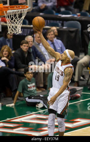 Milwaukee, WI, USA. 22 janvier, 2015. Garde Jerryd Bayless Milwaukee Bucks (19) va jusqu'à une mise en place au cours de la NBA match entre les Utah Jazz et les Milwaukee Bucks à la BMO Harris Bradley Center de Milwaukee, WI. L'Utah a battu Milwaukee 101-99. John Fisher/CSM/Alamy Live News Banque D'Images