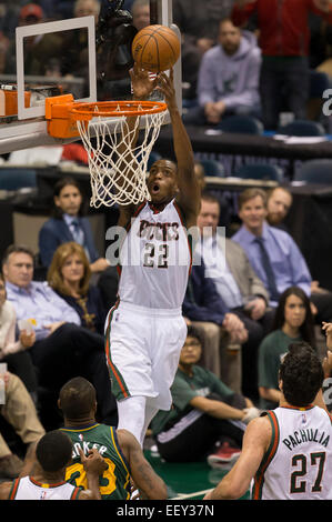 Milwaukee, WI, USA. 22 janvier, 2015. Milwaukee Bucks guard Khris Middleton (22) va dans pour un tir au cours de la NBA match entre les Utah Jazz et les Milwaukee Bucks à la BMO Harris Bradley Center de Milwaukee, WI. L'Utah a battu Milwaukee 101-99. John Fisher/CSM/Alamy Live News Banque D'Images