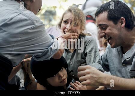 Barcelone, Espagne. 19 Oct, 2014. Jana célèbre avec ses coéquipiers après une représentation de la tour bâtiment à Barcelone, Espagne, le 19 octobre 2014. Jana est un enfant de 8 ans enfant de Chine. Elle a été adoptée lorsqu'elle avait déjà un an et demi par un couple espagnol, Andreu et les Thaïlandais, et s'installe à Barcelone. Il y a un an, Jana a décidé de rejoindre l'équipe de la tour des castellers de Sants. En ce moment, Jana est la star de l'équipe. C'est elle qui monte le haut de la tour humaine. © Pau Barrena/Xinhua/Alamy Live News Banque D'Images