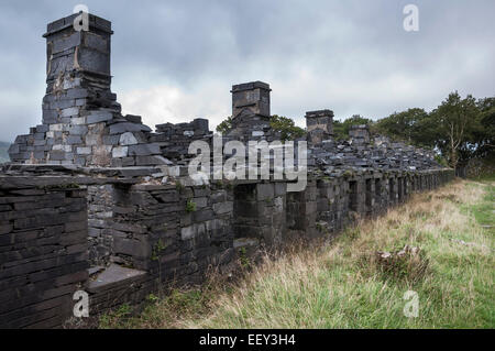 Caserne d'Anglesey à Dinorwig quarry. Moody tourné de ces ruines construite en ardoise une fois utilisés pour le logement des travailleurs de l'ardoisières. Banque D'Images