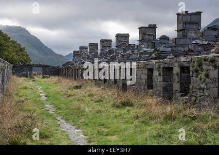 Caserne d'Anglesey à Dinorwig quarry. Moody tourné de ces ruines construite en ardoise une fois utilisés pour le logement des travailleurs de l'ardoisières. Banque D'Images