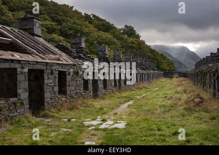 Caserne d'Anglesey à Dinorwig quarry. Moody tourné de ces ruines construite en ardoise une fois utilisés pour le logement des travailleurs de l'ardoisières. Banque D'Images