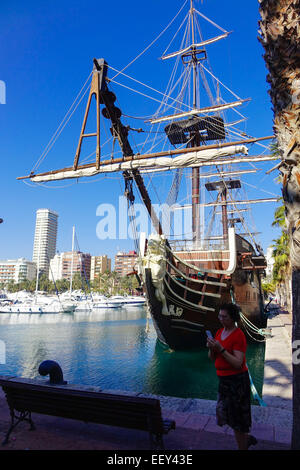 Santisima Trinidad replica, navire de guerre amarré galleon dans le port d'Alicante, Espagne Banque D'Images