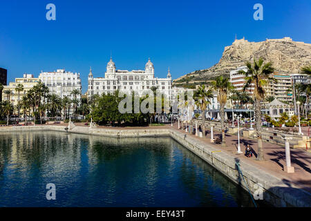 Vue depuis l'arrière de la Santisima Trinidad, navire accosté galion réplique dans le port d'Alicante, Espagne Banque D'Images