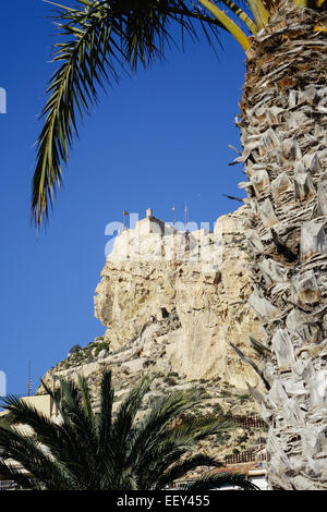 Le château de Santa Bárbara sur le mont Benacantil dans la ville d'Alicante, Espagne Banque D'Images