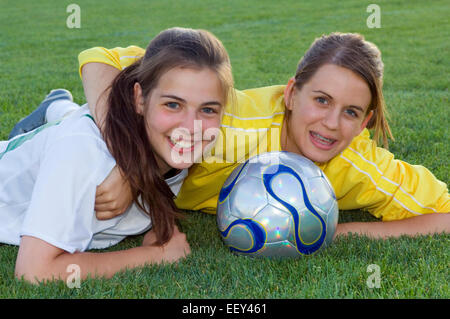 Les filles sur un terrain de soccer Banque D'Images