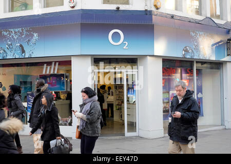 Une vue générale d'un O2 store shop sur Oxford Street, Londres Banque D'Images