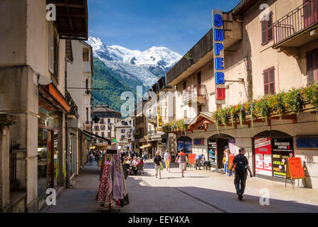 Rue commerçante de Chamonix, Alpes en été Banque D'Images